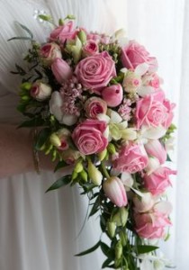 f0dc27e841e965ae1019a54c2a69ee55--wedding-bouquets-flower-arrangements.jpg